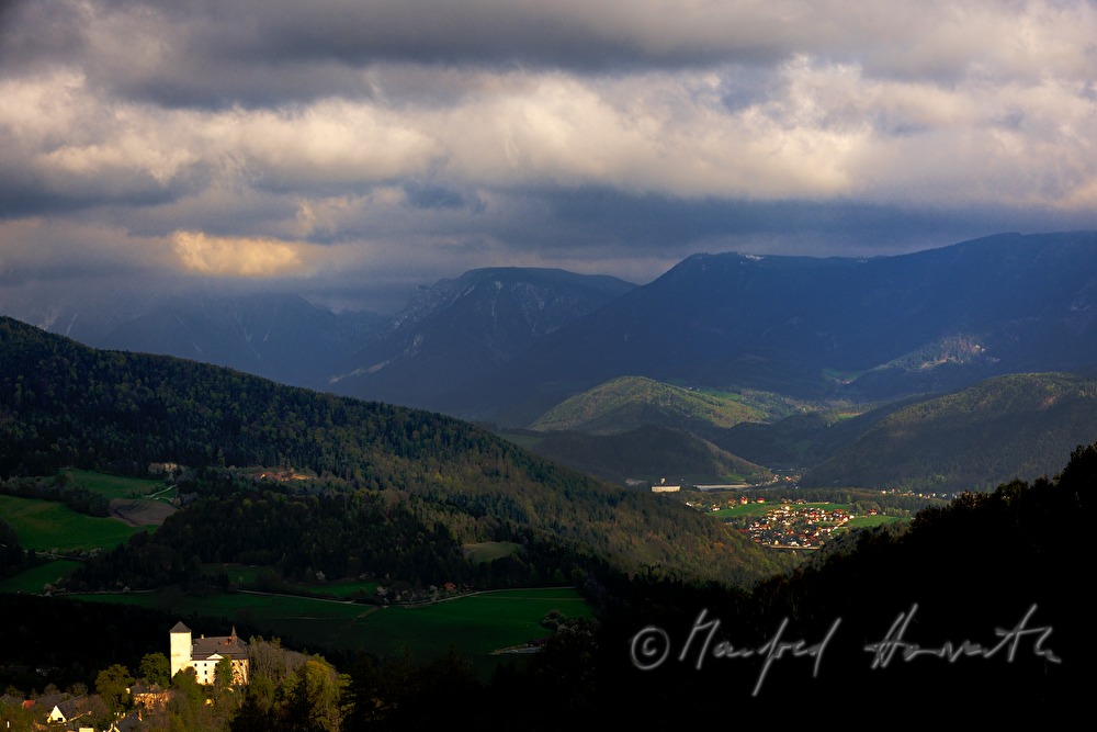 Gewitterwolken über Burg Kranichberg und Raachberg