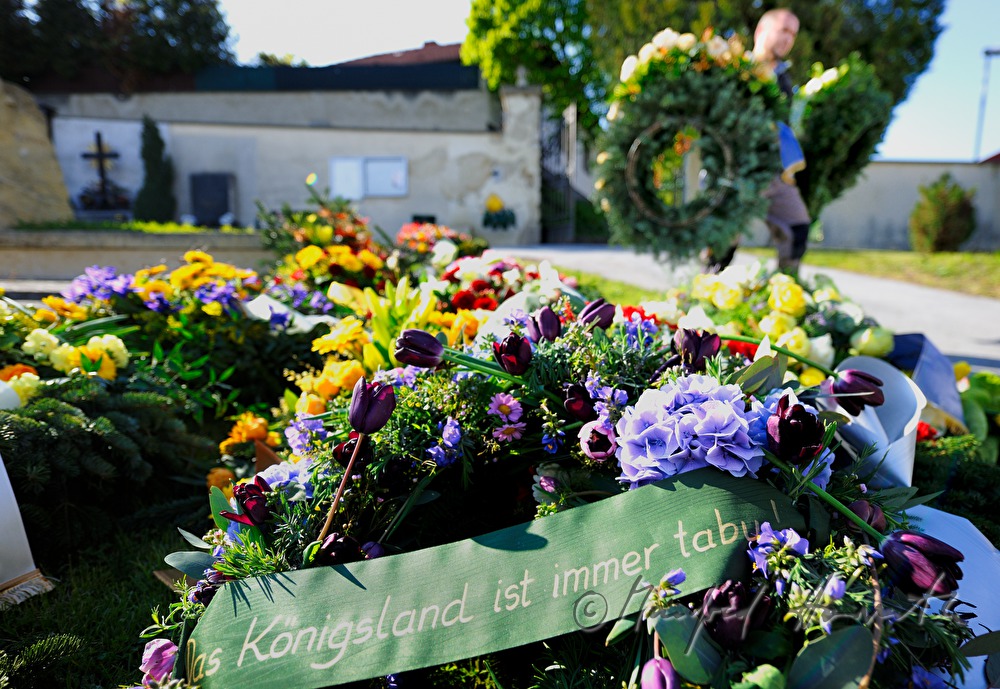frisches Grab mit Kränzen und Blumenschmuck