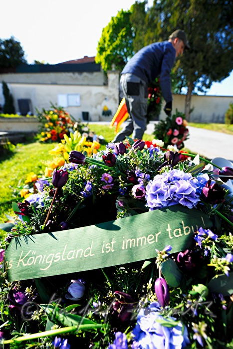 frisches Grab mit Kränzen und Blumenschmuck