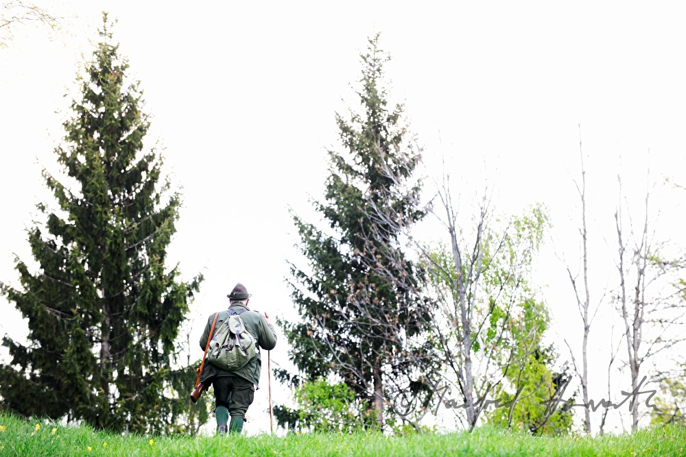 Jäger am Morgen auf dem Weg zum Hochstand