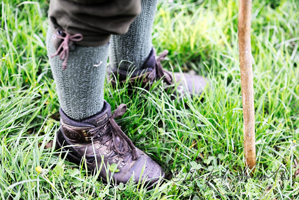 Schuhe und Spazierstock des Jägers