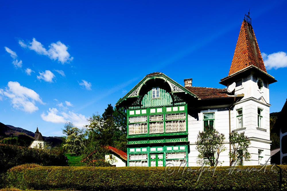 Villa mit Veranda und Turm