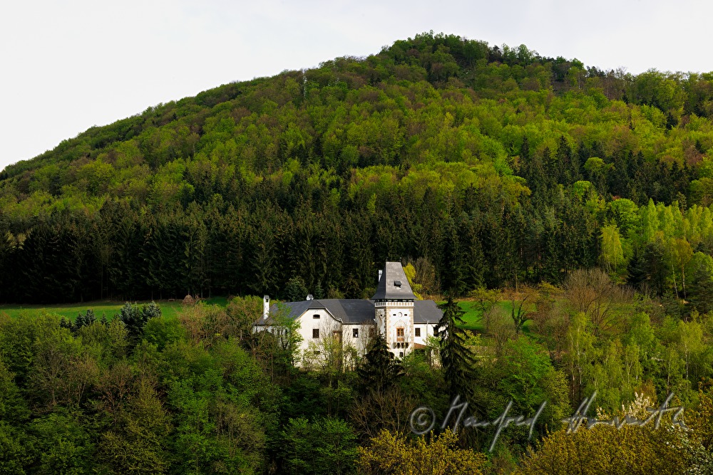talseitige Ansicht mit Turm
