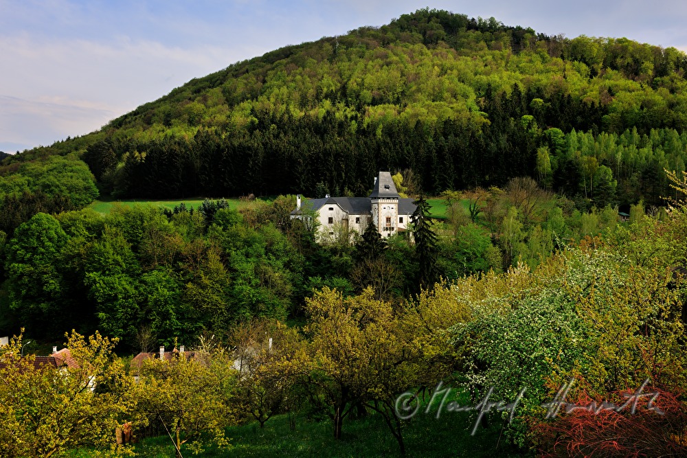 talseitige Ansicht mit Turm