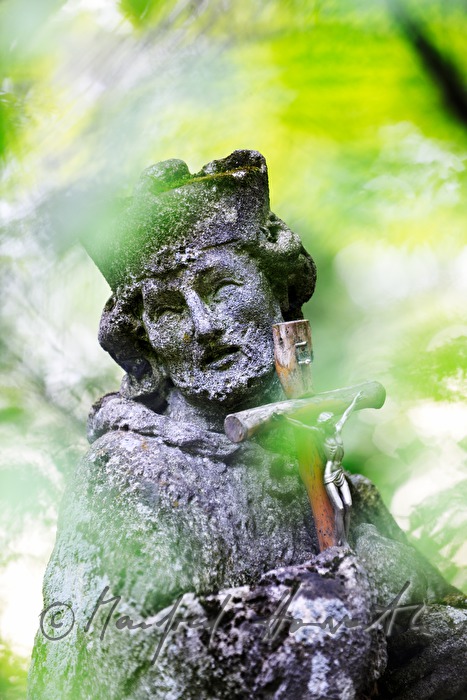 Stein-Statue des Heiligen Nepomuk im Garten bei der Brücke
