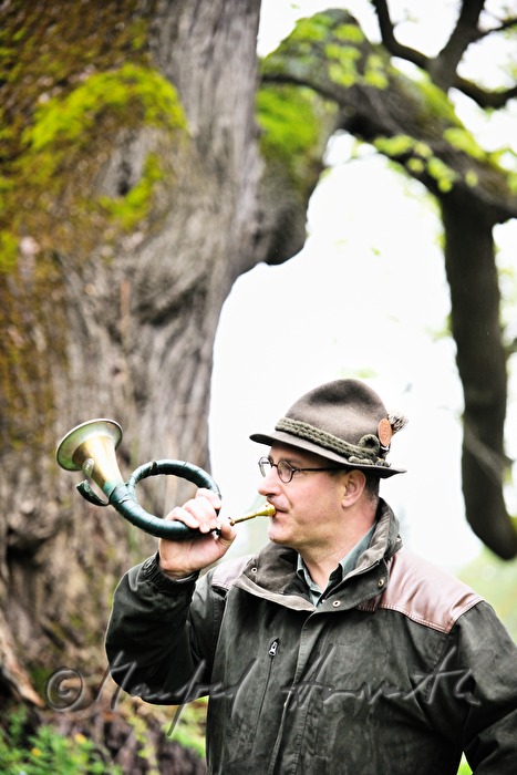 Jäger mit Waldhorn bläst zur Jagd