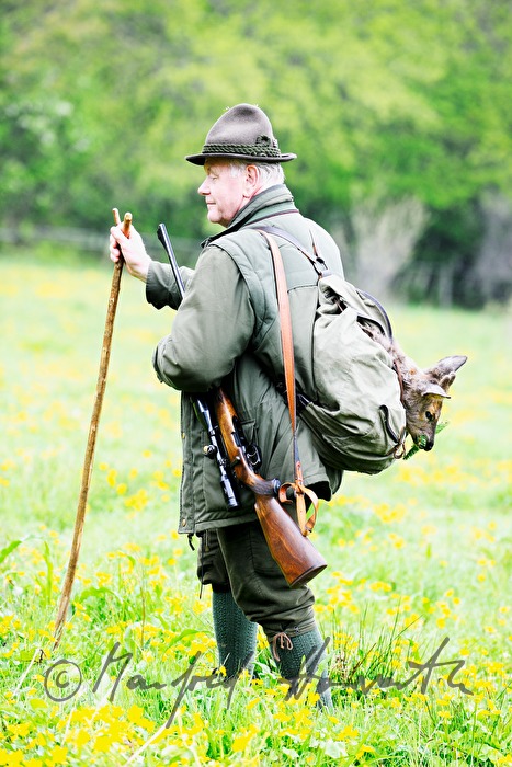 Jäger mit frisch erlegtem Reh im Rucksack