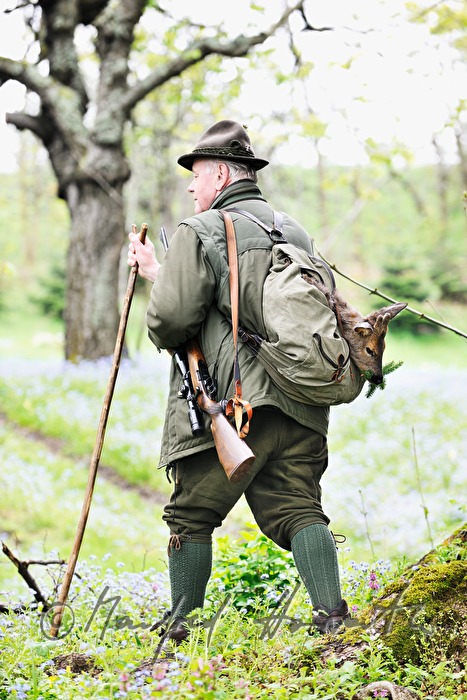 Jäger mit frisch erlegtem Reh im Rucksack