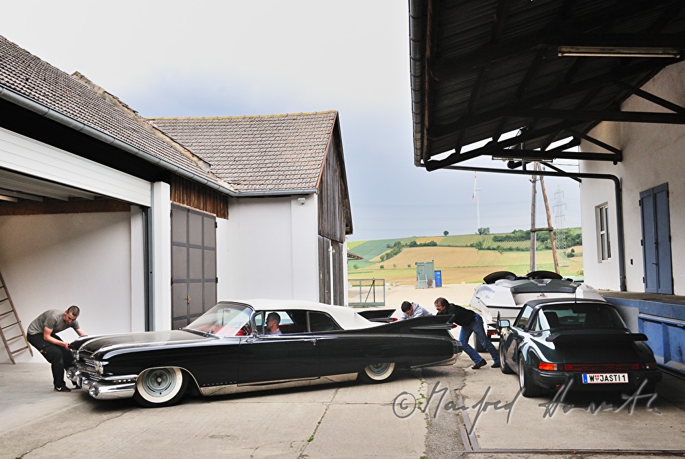 Cadillac Eldorado 1959 wird aus der Garage geschoben