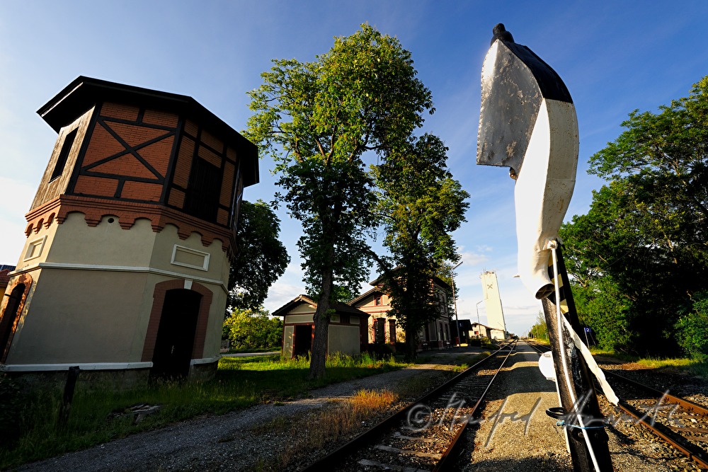 Wasserturm und Wasserrüssel zum Befüllen von Dampflokomotiven