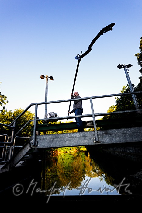 Arbeiter der Wasserwerk der Stadtgemeinde Baden auf einer Schleuse