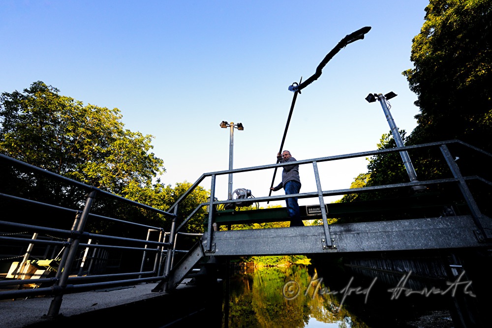 Arbeiter der Wasserwerk der Stadtgemeinde Baden auf einer Schleuse