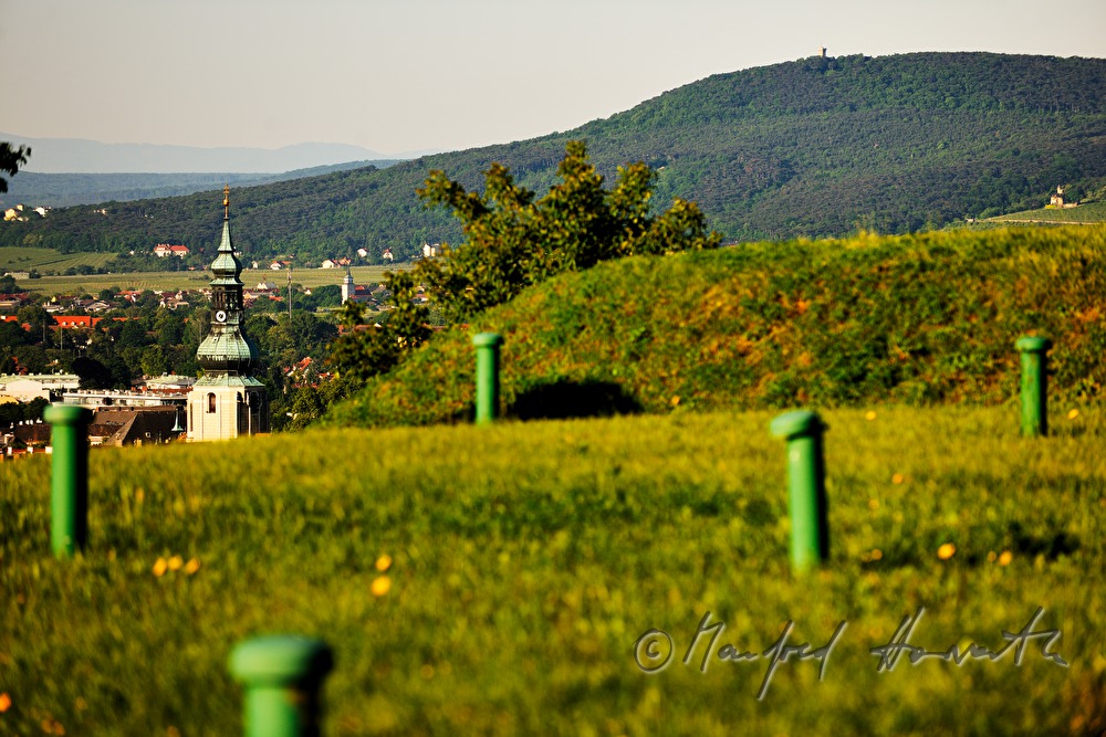 Lüftungsrohre des Trinkwasser-Hochbehälters und Stadt-Blick