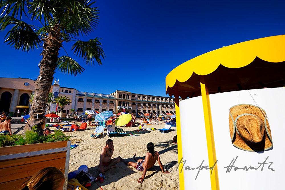 Sandstrand und Umkleidekabine