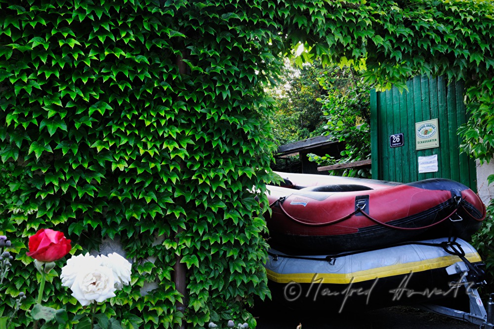 Rafting-Boote im Eingang des Nationalpark-Zentrums