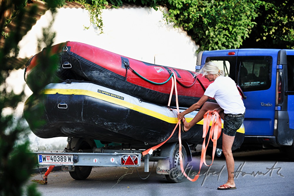Rangerin des  Nationalpark-Zentrums verzurrt die Rafting-Boote