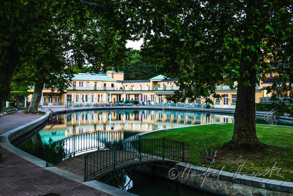 Thermalschwimmbecken und Badehaus im Thermalbad