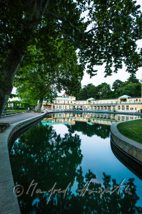 Thermalschwimmbecken und Badehaus im Thermalbad