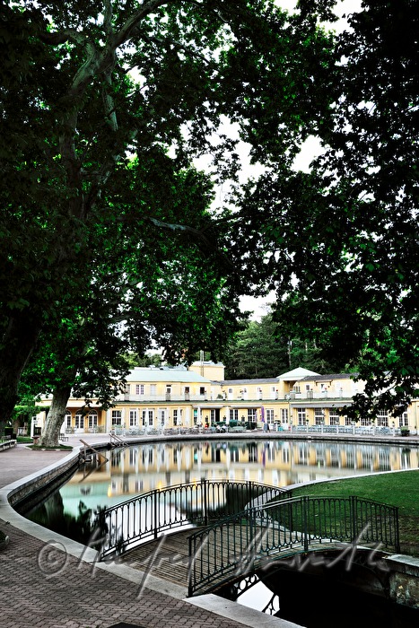 Thermalschwimmbecken und Badehaus im Thermalbad