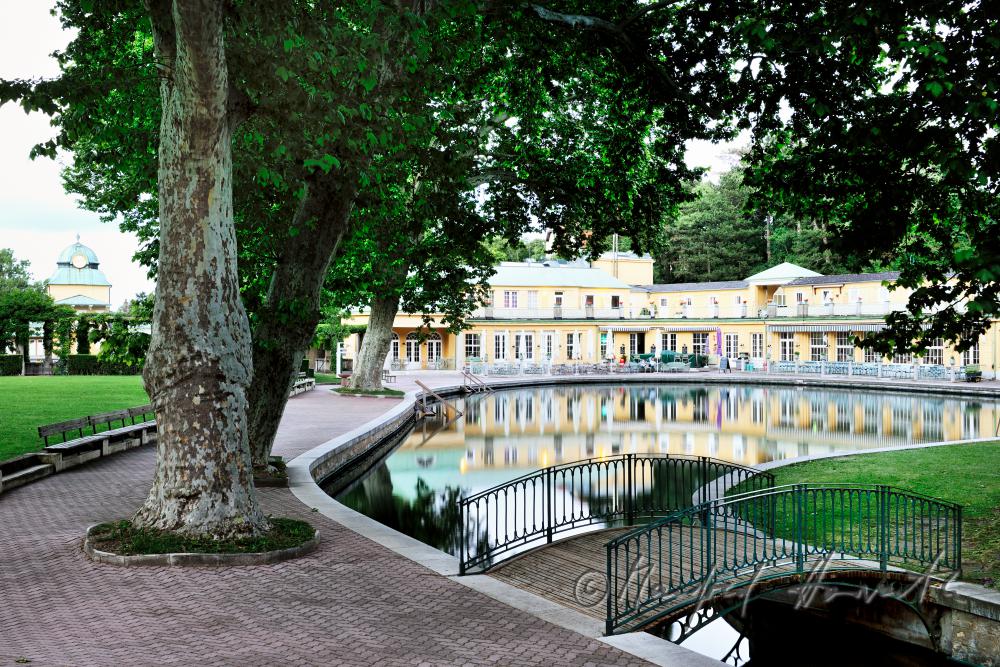 Thermalschwimmbecken und Badehaus im Thermalbad