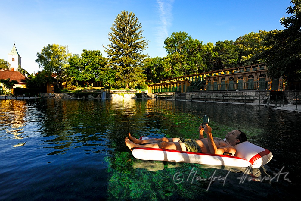 Thermalbad mit Badehaus und Schwimmbecken