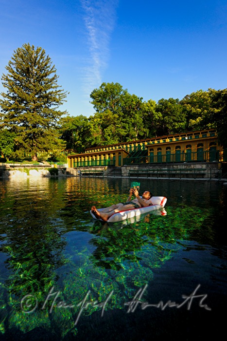 Thermalbad mit Badehaus und Schwimmbecken