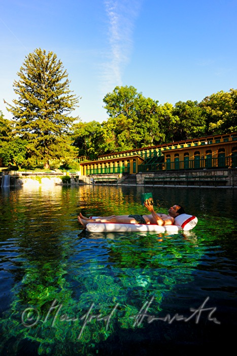 Thermalbad mit Badehaus und Schwimmbecken