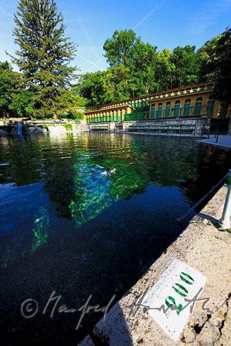 Thermalbad mit Badehaus und Schwimmbecken