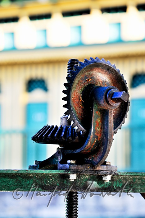 Kurbel und Getriebe der Wasserschleuse des Thermalbades