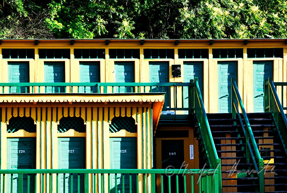 Umkleidekabinen im Park neben dem Thermalbad