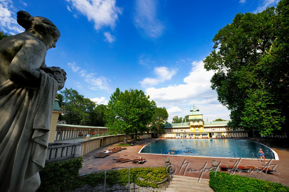 Thermalschwimmbecken und Badehaus im Thermalbad