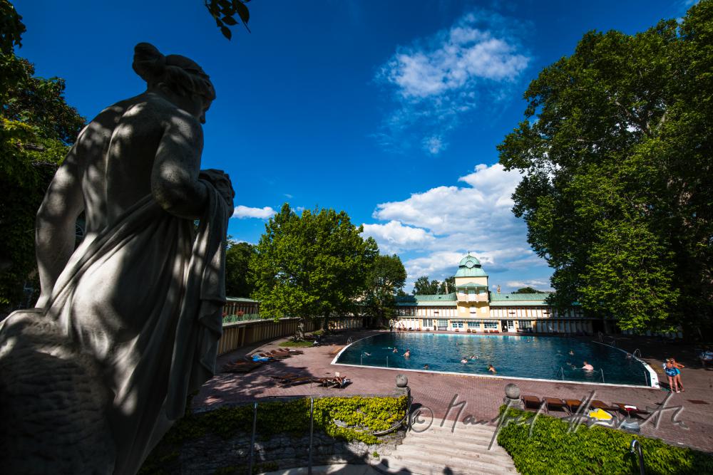Thermalschwimmbecken und Badehaus im Thermalbad