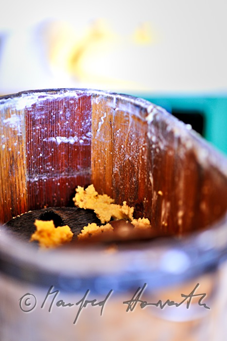 Senner rührt Butter im Butterfass