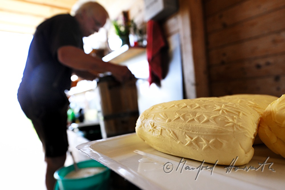 Senner formt die Butter nach dem Rühren