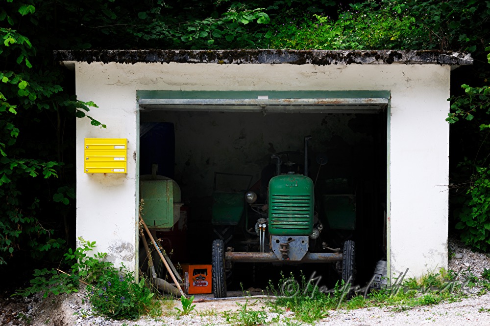 Steyr-Traktor in einer Garage im Wald