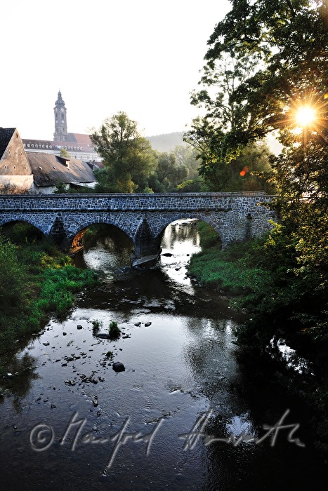 romanische Steinbrücke aus dem 12. Jahrhundert über den Kamp
