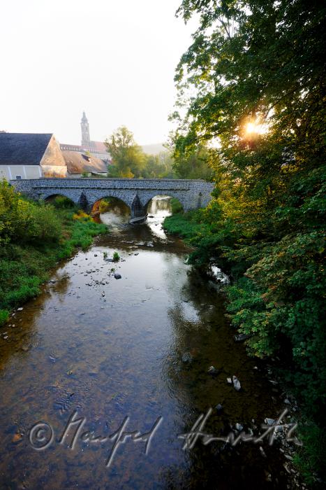 romanische Steinbrücke aus dem 12. Jahrhundert über den Kamp