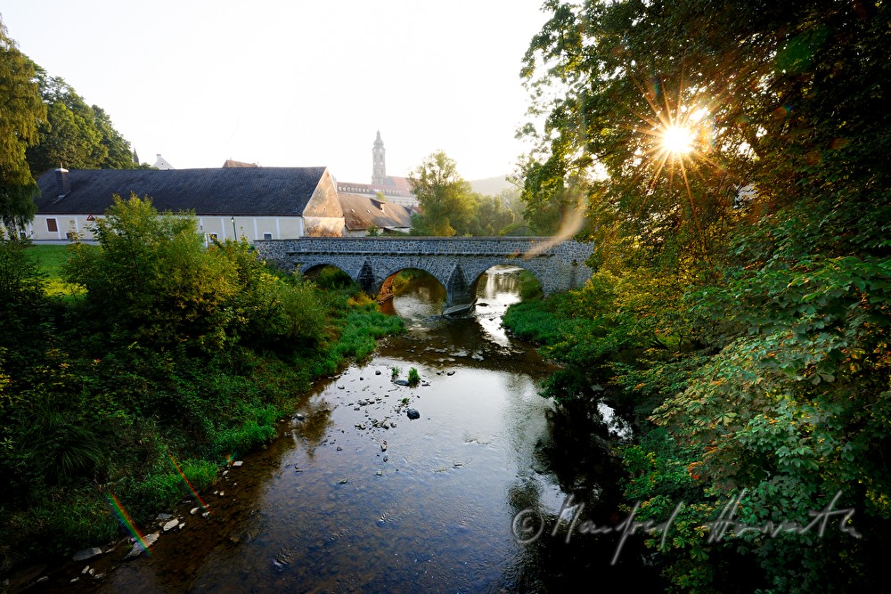 romanische Steinbrücke aus dem 12. Jahrhundert über den Kamp