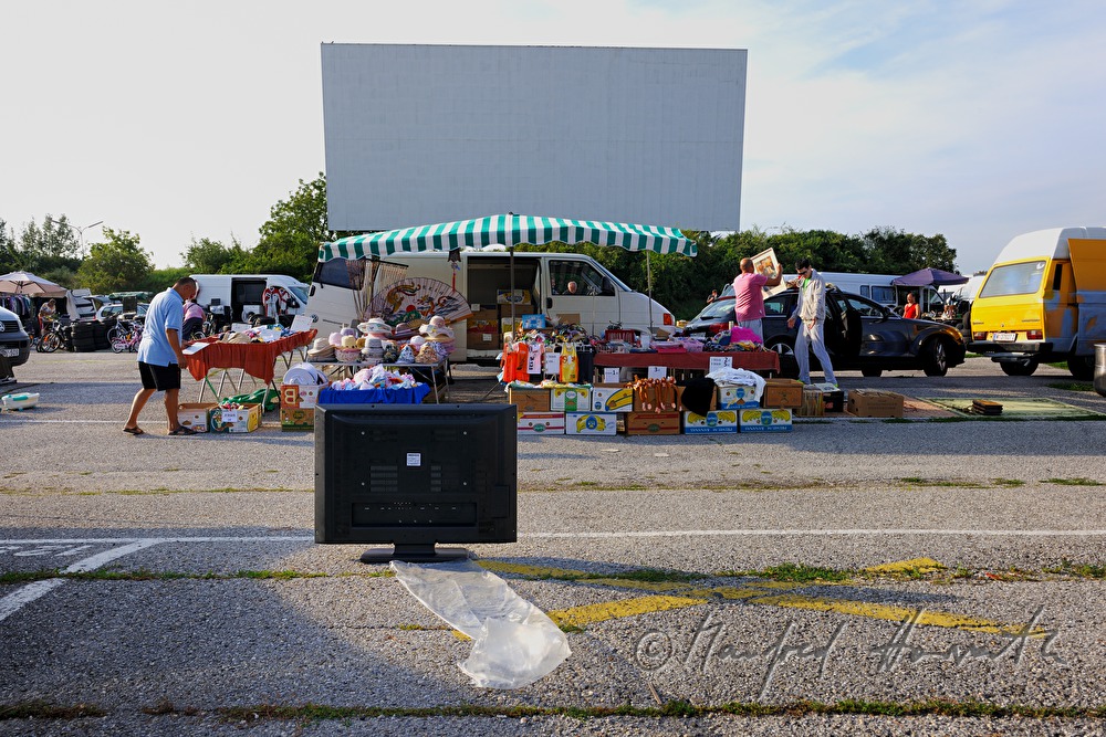 TV auf einem Parkplatz am sonntäglichen Flohmarkt