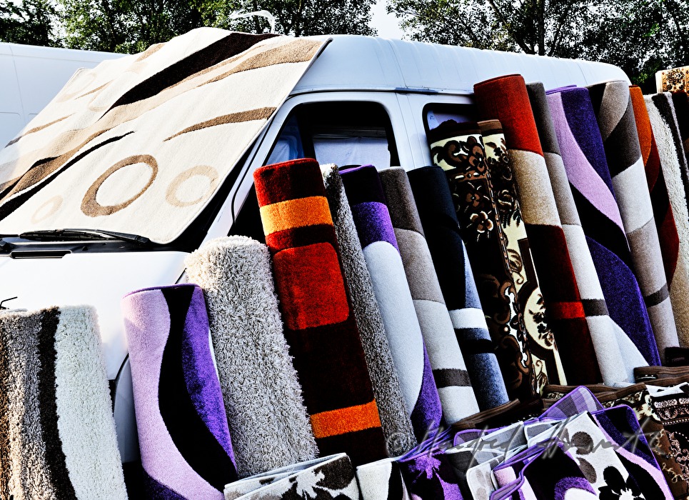 Auto mit Teppichen am Flohmarkt jeden Sonntag