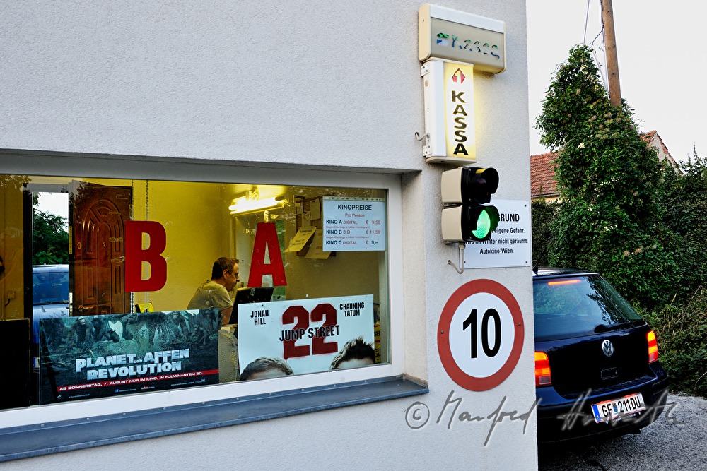 Auto an der Einfahrt beim Kassenhaus
