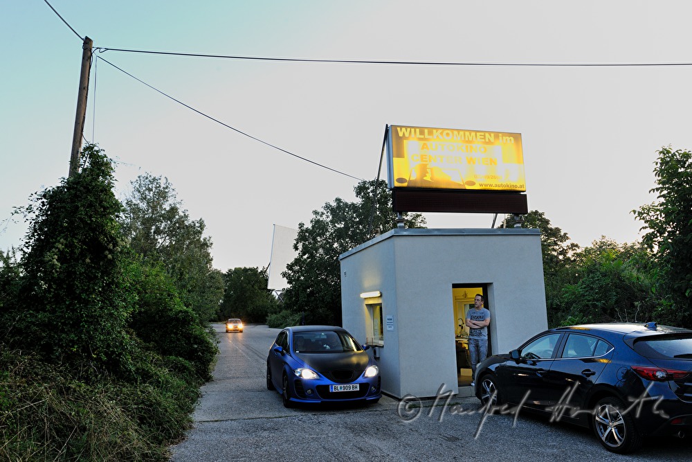 Auto an der Einfahrt beim Kassenhaus