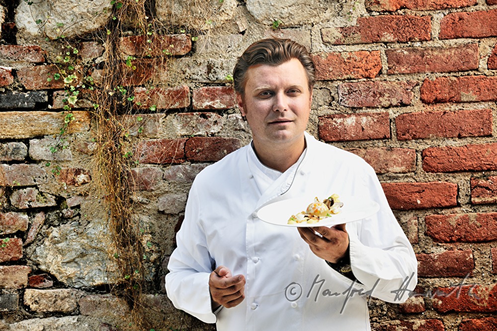 Chefkoch Christof Widakovich mit Speise