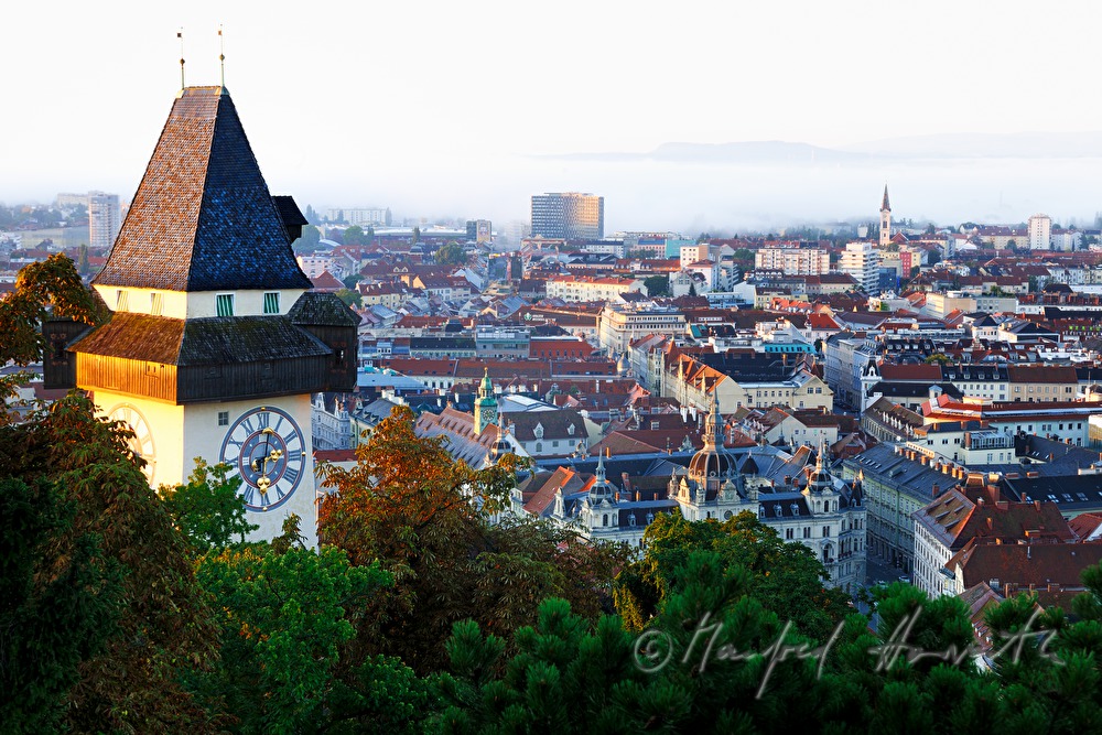 Blick vom Schloßberg über den Uhrturm auf die Altstadt