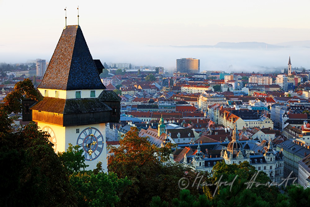 Blick vom Schloßberg über den Uhrturm auf die Altstadt