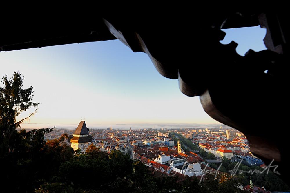 Blick vom Schloßberg über den Uhrturm auf die Altstadt