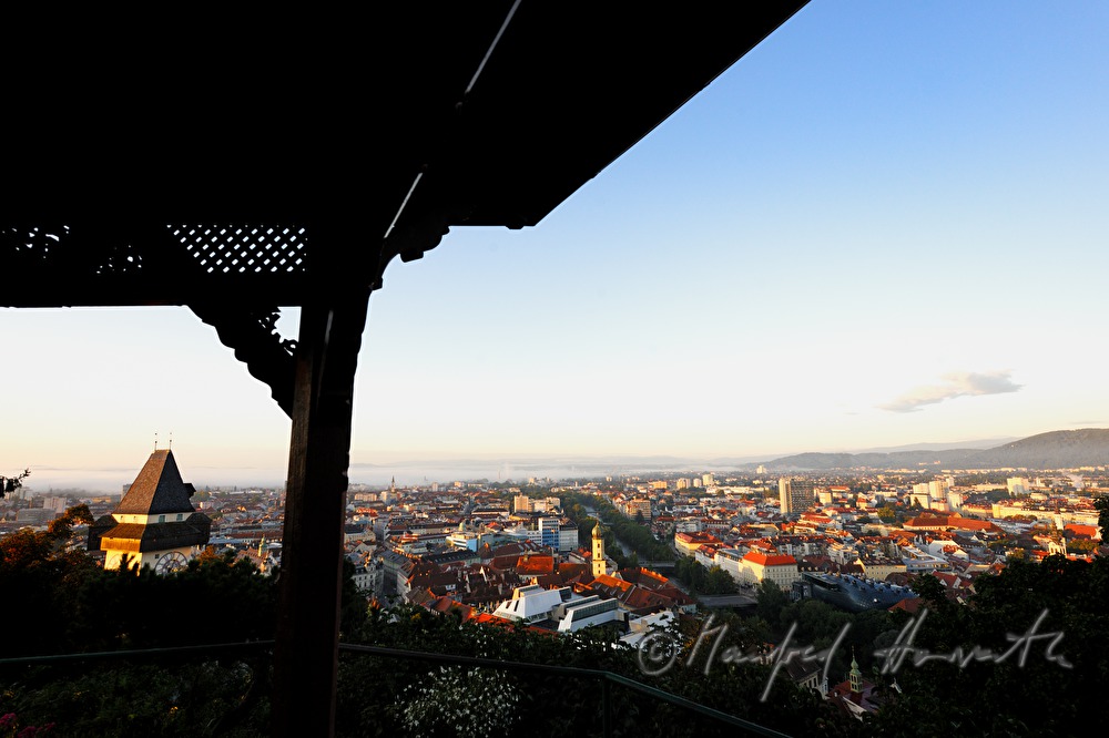 Blick vom Schloßberg über den Uhrturm auf die Altstadt