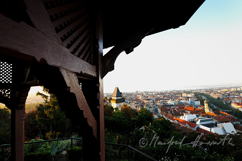 Blick vom Schloßberg über den Uhrturm auf die Altstadt