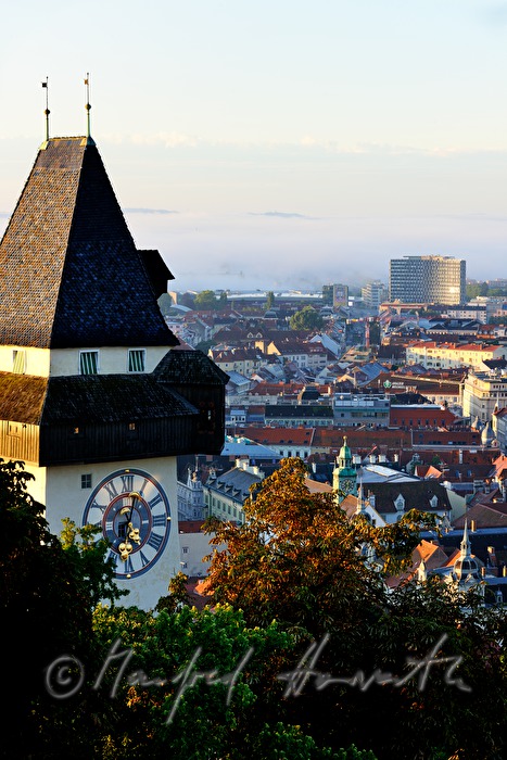 Blick vom Schloßberg über den Uhrturm auf die Altstadt