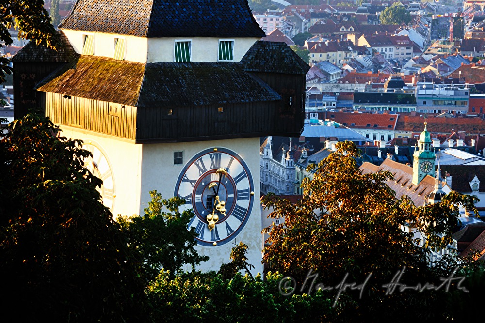 Blick vom Schloßberg über den Uhrturm auf die Altstadt